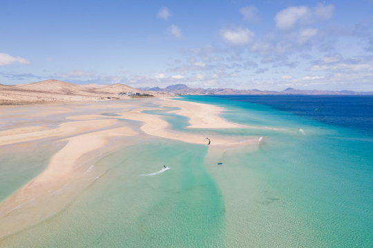 Blick aus der Vogelperspektive auf die Bucht von Costa Calma auf Fuerteventura mit weißem Sand und türkisfarbenen Wasser