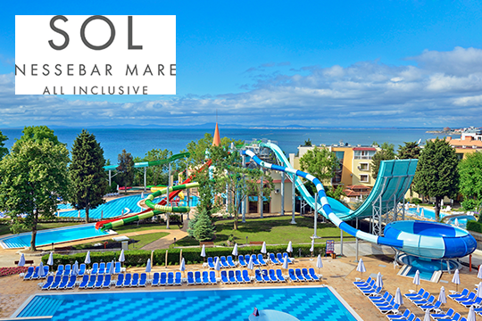 Blick &uuml;ber Hotelanlage mit Pool und Wasserrutschen, im Hintergrund das Meer